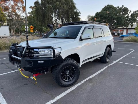 2019 Toyota  LandCruiser photo 2